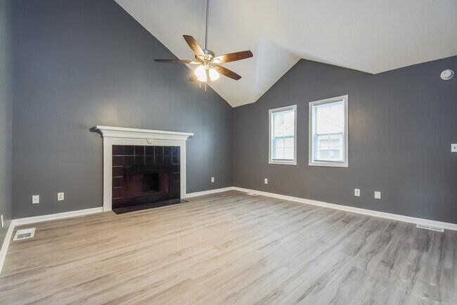 Foto del edificio - Beautiful 4 Bedroom with Vaulted Ceilings!