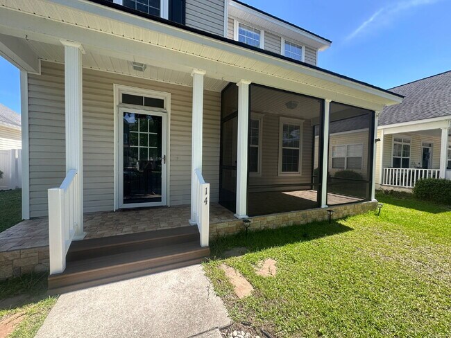 Foto del edificio - Beautifully Updated Three Bedroom Home in ...