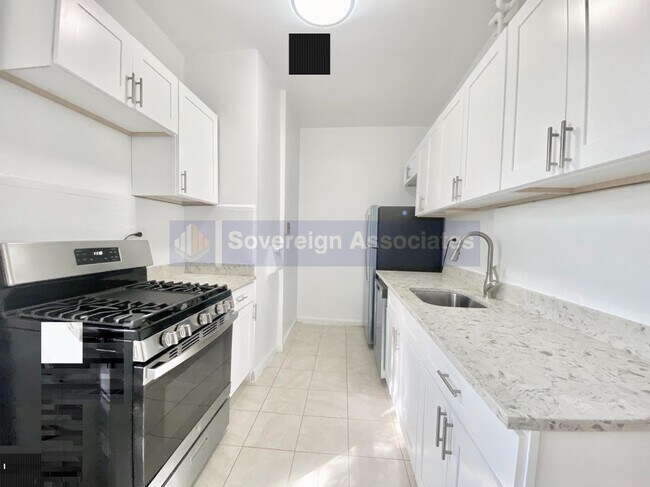 Building Photo - 850 W 176th St