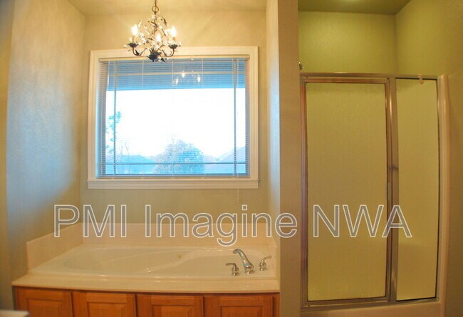 Building Photo - 4747 Mayflower Ct