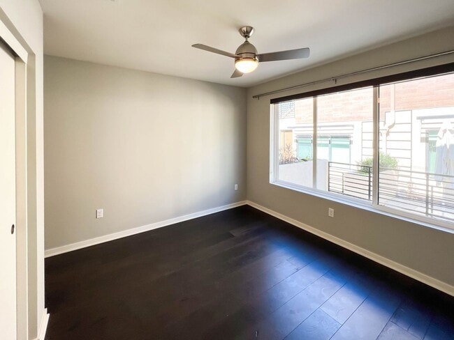 Building Photo - Luxury Townhome Centrally Located in Silverlake!
