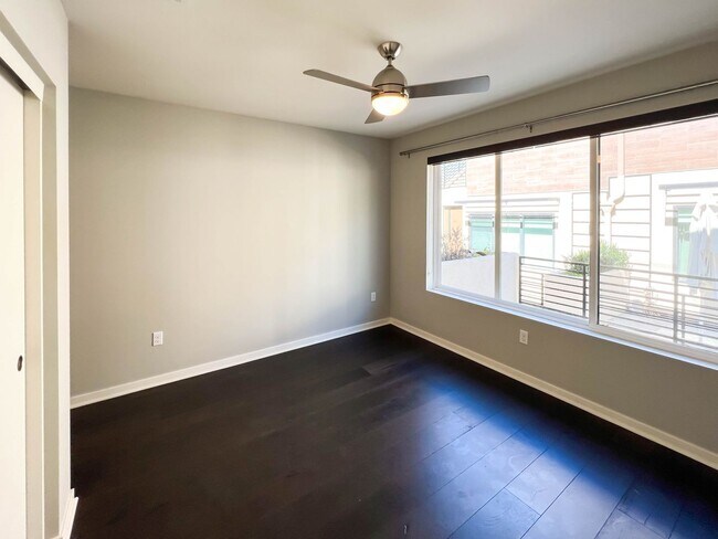 Foto del edificio - Luxury Townhome Centrally Located in Silverlake!