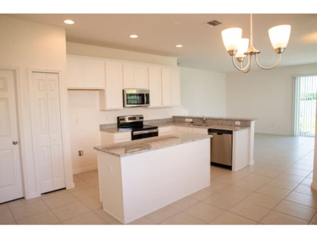 Building Photo - 3 bed 2.5 bath townhome in Sawgrass Landing