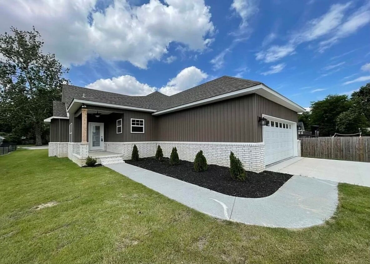 Foto principal - BRAND NEW 3 Bed / 2 Bath in Truman Availab...