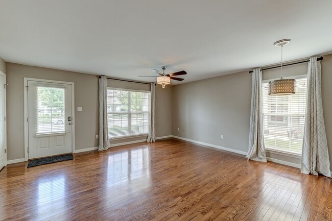 Foto del edificio - Gorgeous Updated 3 Bed 2.5 Bath Home w/2 C...
