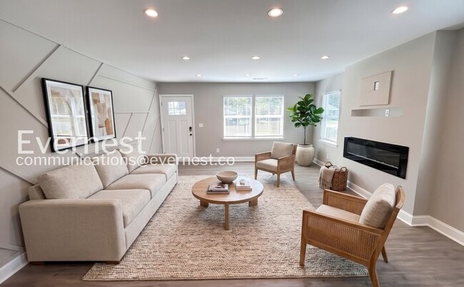 Building Photo - 4 Bed/3 Bath Home with Fenced Yard & Garage / Pet-Friendly / Available Now!