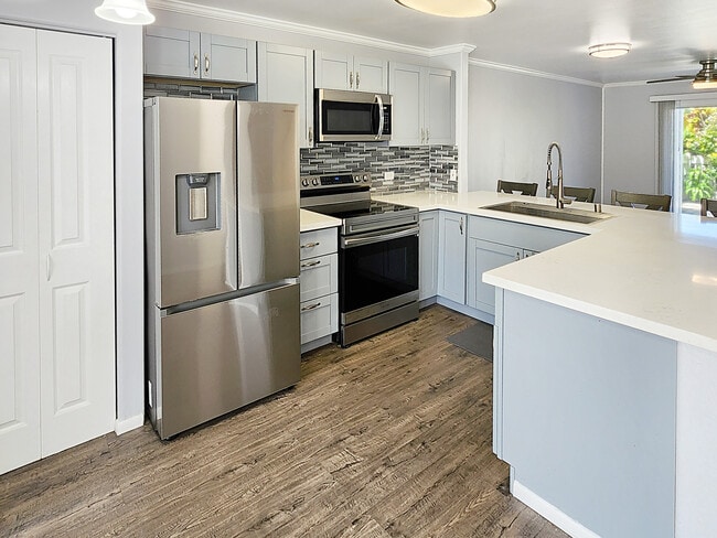 Kitchen updated appliances - 75-6081 Alii Dr