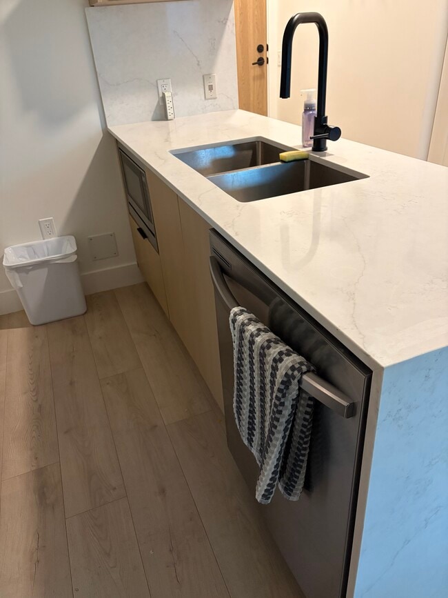 Building Photo - 620 Coronation Av