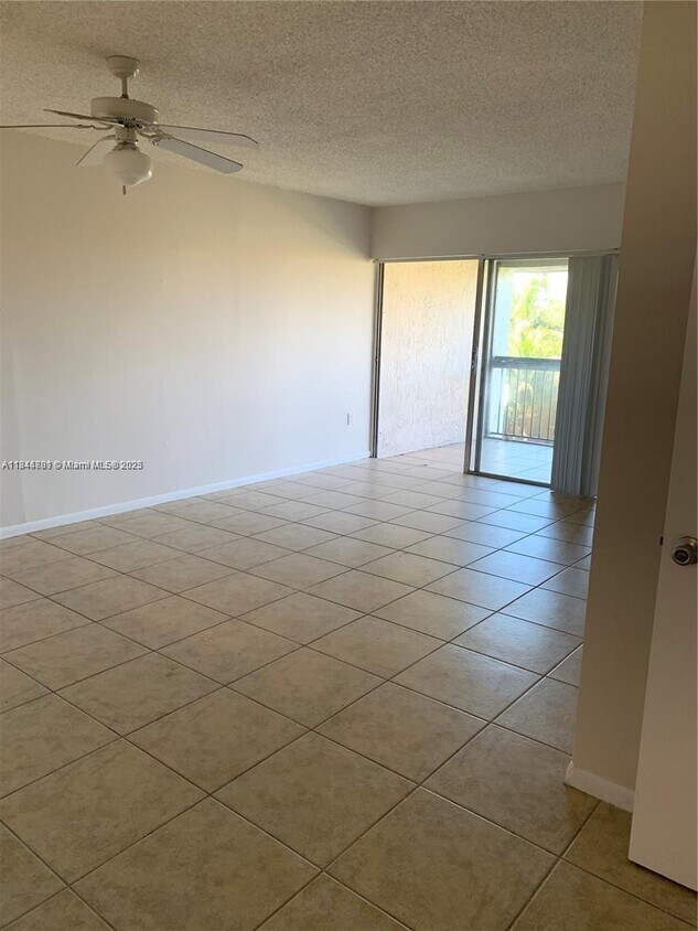 Foto principal - 711 N Pine Island Rd