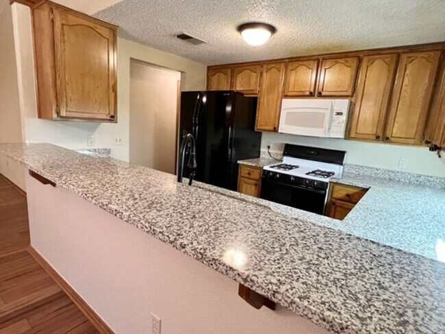 Foto del edificio - Updated 3-bed 2-bath 2-car in SW Moore