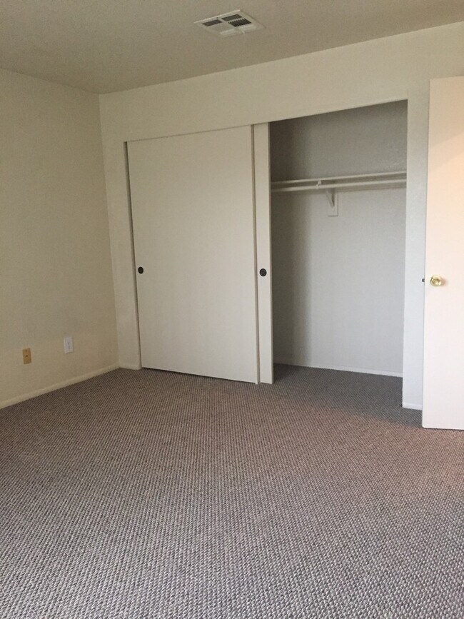 Building Photo - Gorgeous 3Bdrm 2 bath apartment