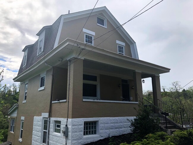 Building Photo - 358 Pointview Rd
