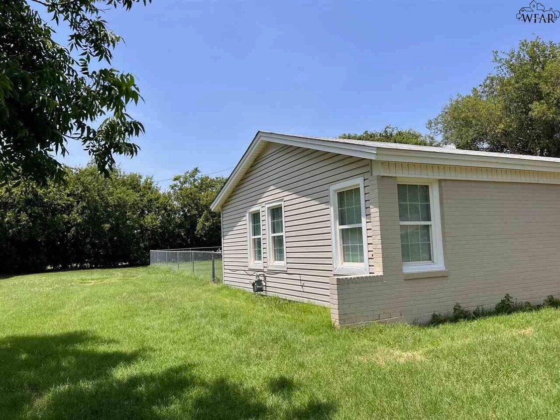 Building Photo - 1215 Glidewell Ave