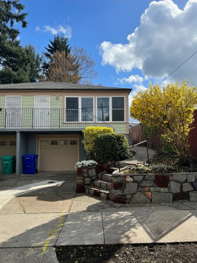 Foto del edificio - Your Mt. Tabor Oasis: Huge Yard, Oversized Shop-Garage & Sun-Drenched Living!