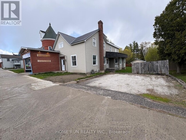Building Photo - 47 Madawaska St