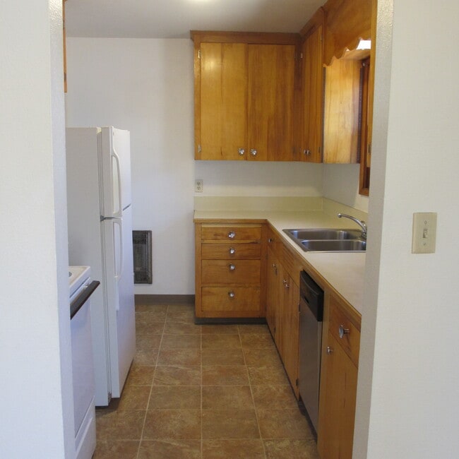 Kitchen - 905 W 10th St