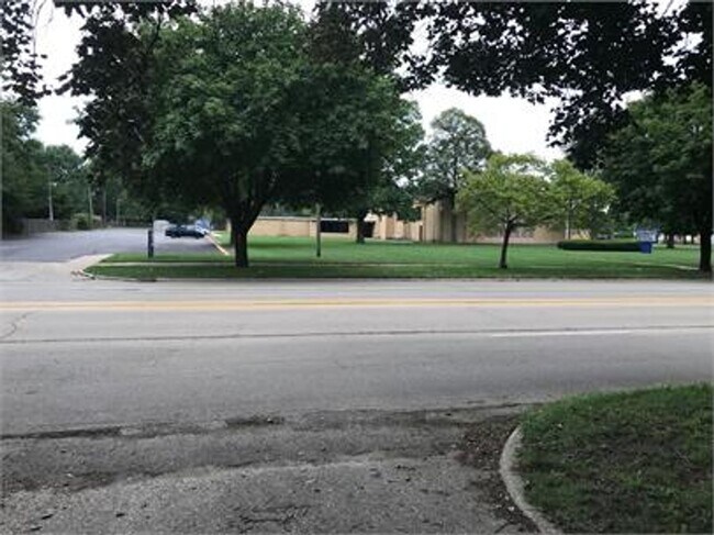 Foto del edificio - 713 N Maplewood Dr