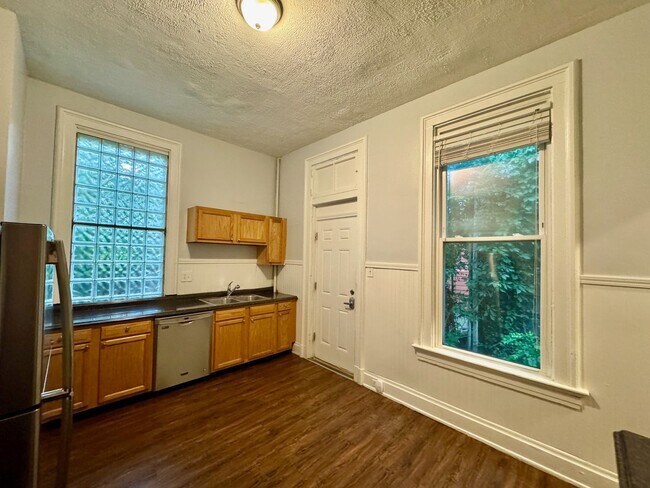 Building Photo - PRE LEASE FOR AUGUST 2025 5 bed/2 full bat...