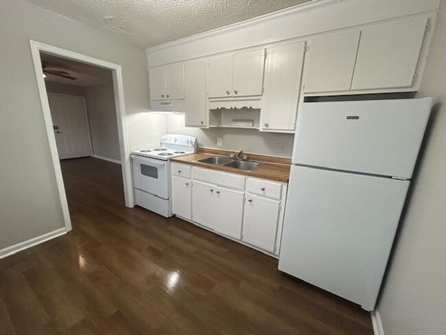 Building Photo - 123A Calvin Court