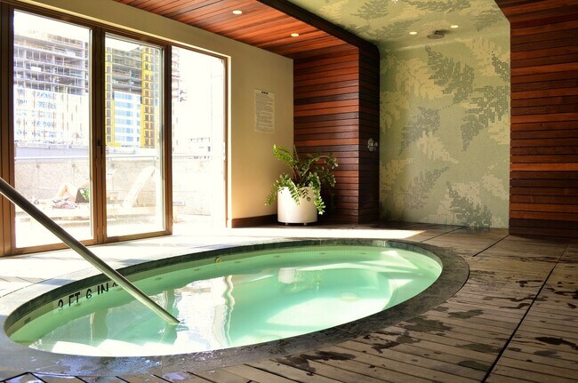 Foto del edificio - Luxury condo w/view, walking distance to Bellevue Sqaure