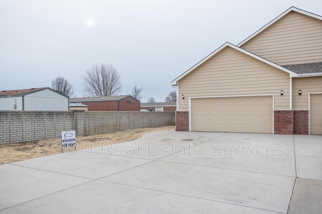 Building Photo - 1048 E Karla Ave