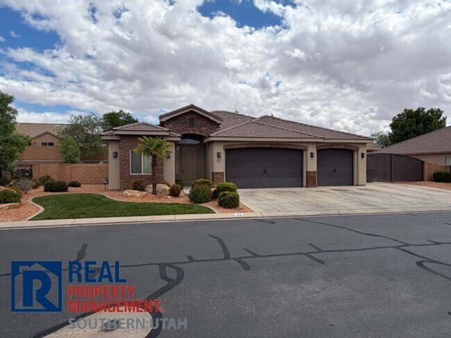 Building Photo - Home in Painted Desert