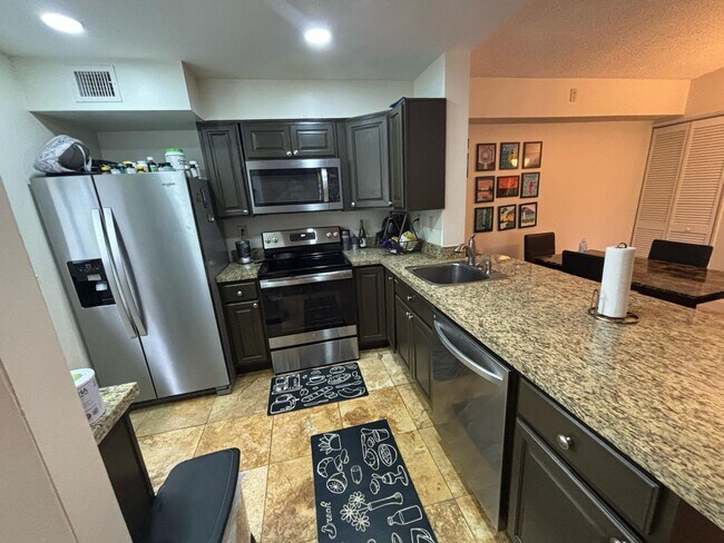 Foto del edificio - 2741 S Oakland Forest Dr