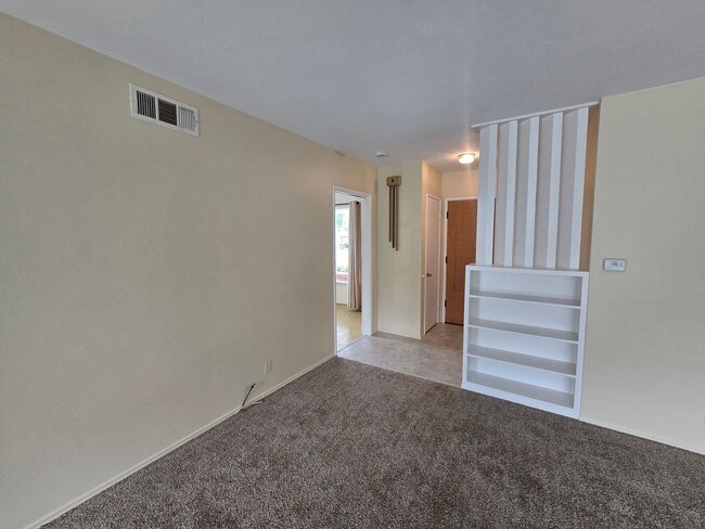 Building Photo - Charming Single Story Home