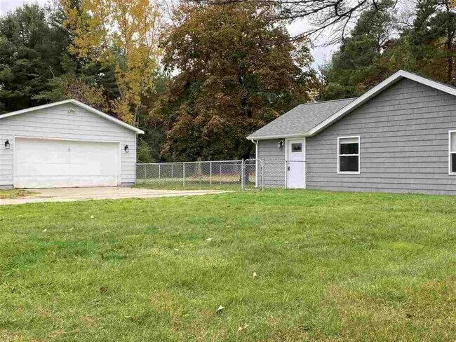 Building Photo - 1411 E Pine River Rd