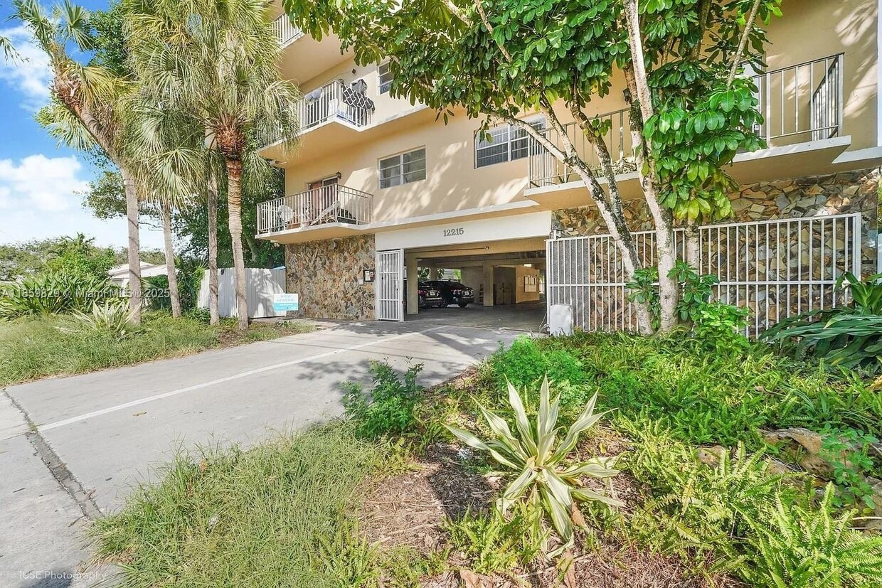 Foto del edificio - 12215 W Dixie Hwy