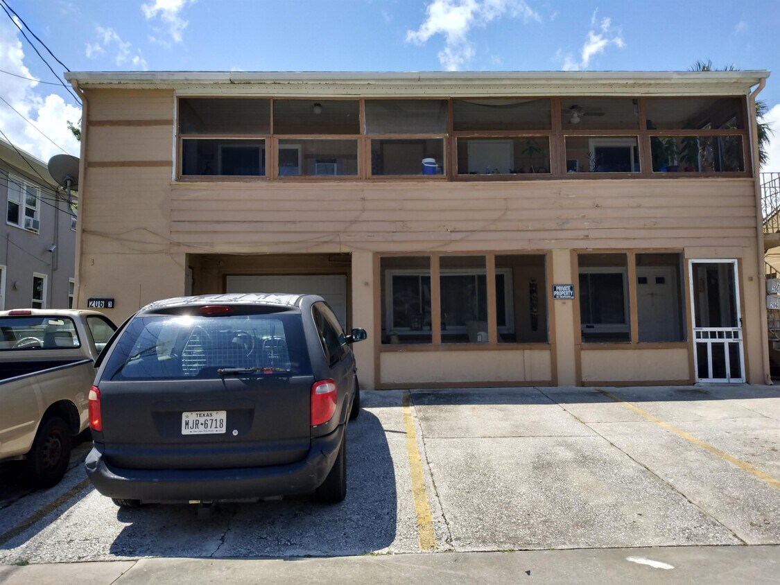 Building Photo - 200 S Oleander Ave