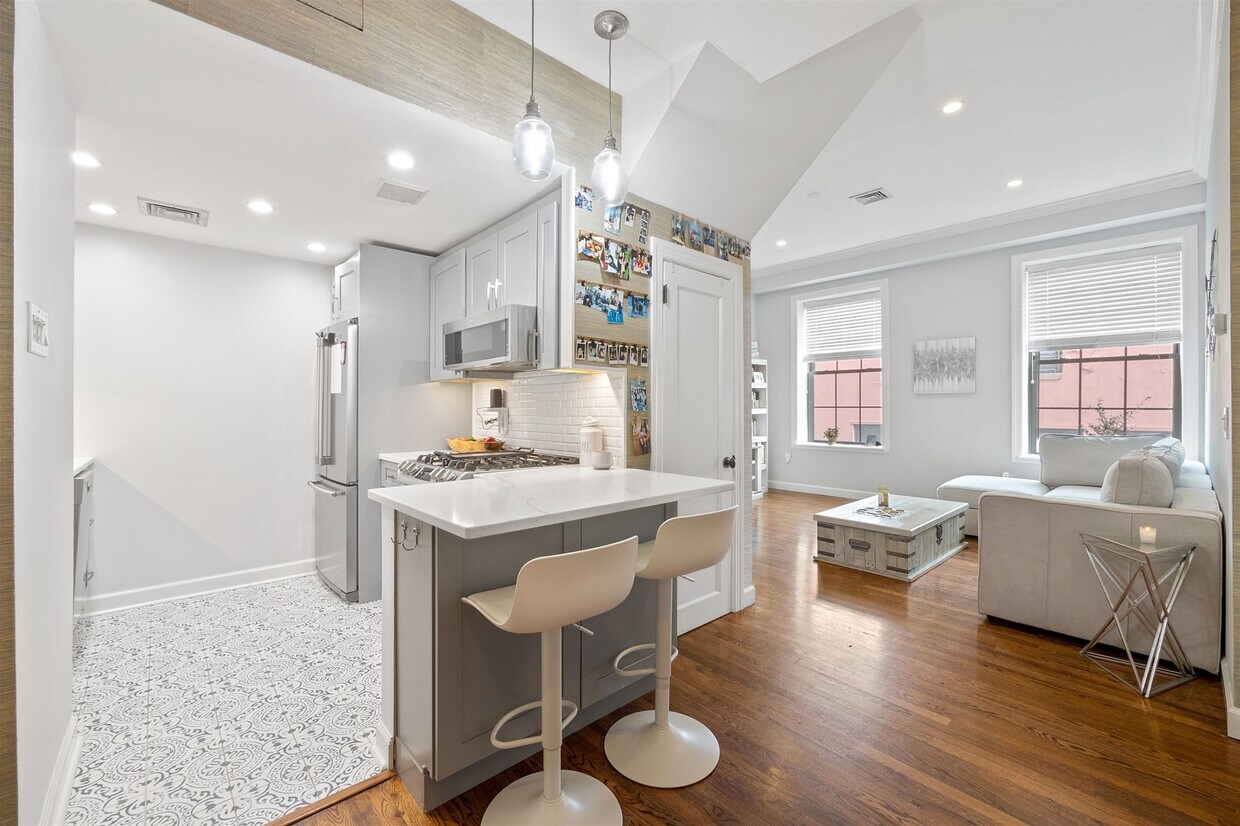 Foto principal - 1015 Grand St
