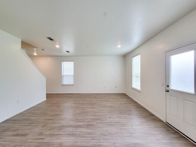 Foto del edificio - 16230 Dutton Clover Dr