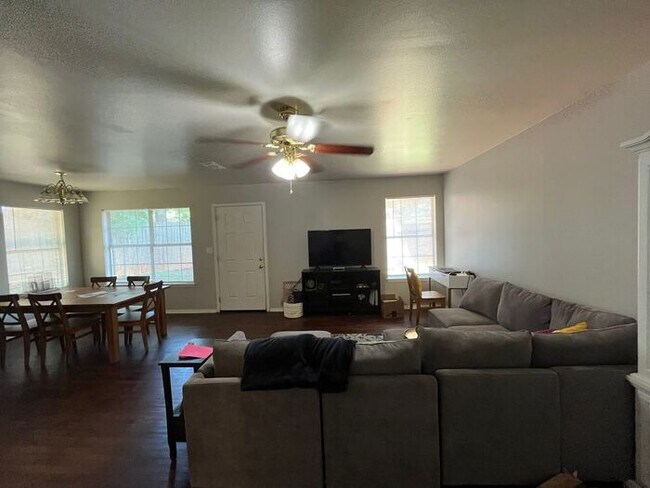 Building Photo - Available Now! Charming and Contemporary 3...