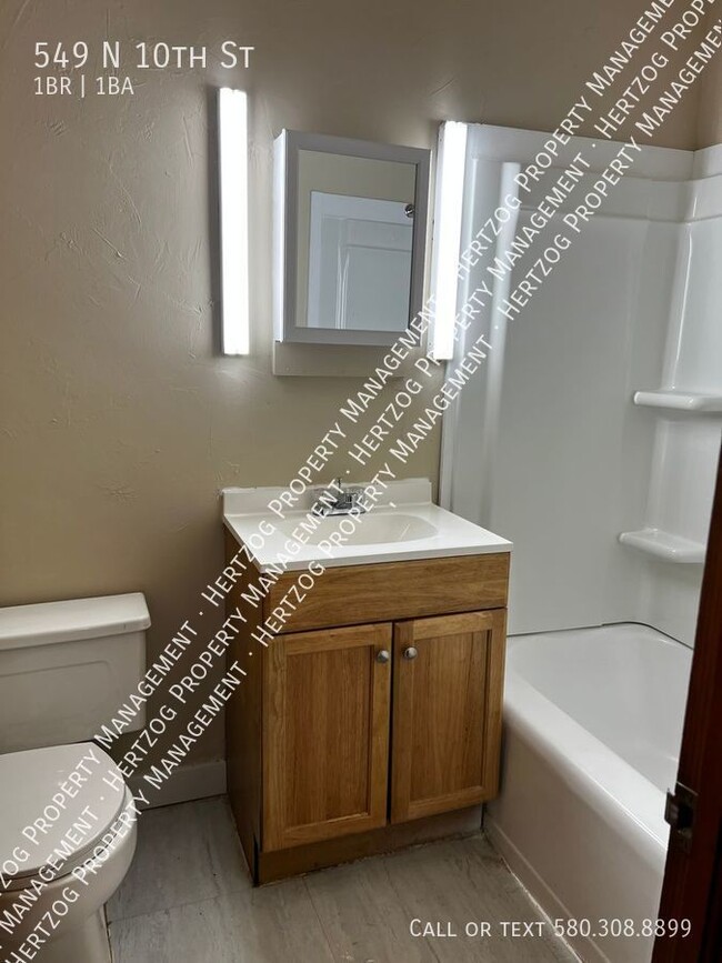 Building Photo - 549 N 10th St