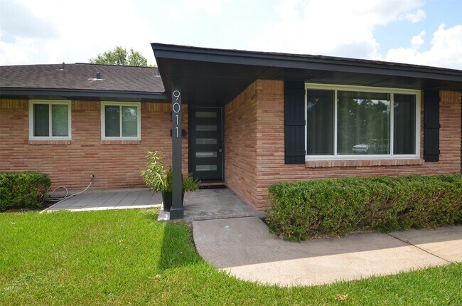 Building Photo - 9011 Theysen Dr