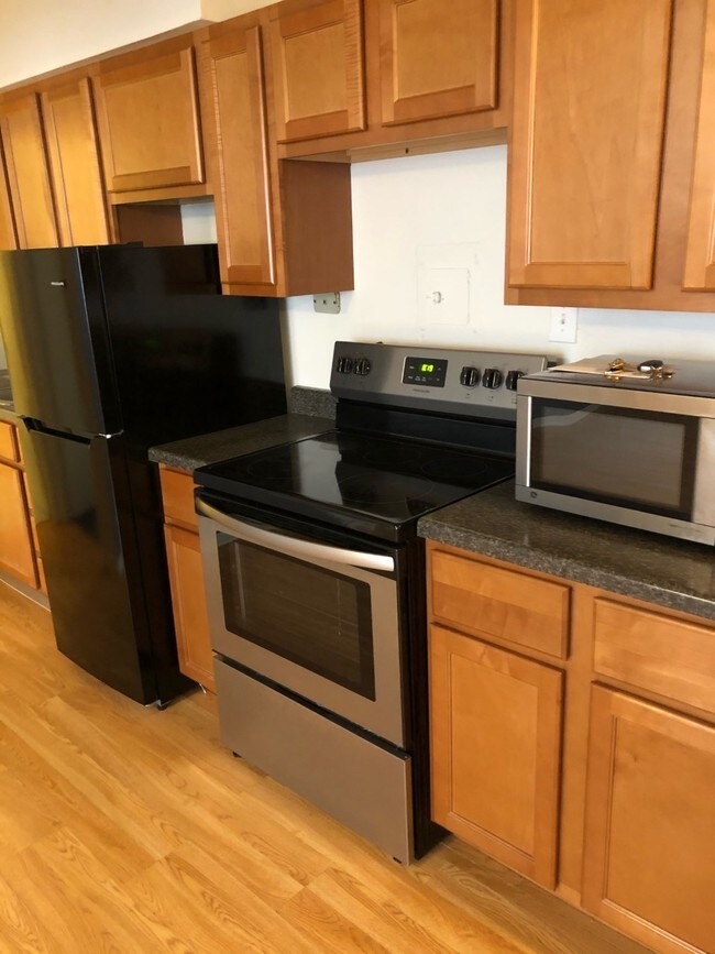 Building Photo - 9500 Glenlake Ave