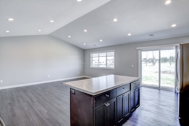 Building Photo - 1303 Blue Jay Pl