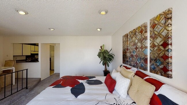 Building Photo - Large Studio Condo/ Perfect Location