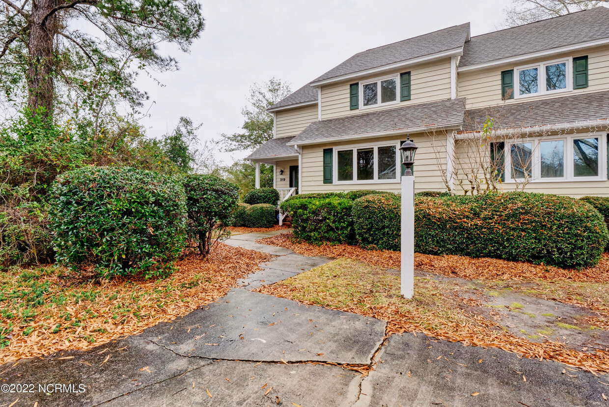 Foto principal - 319 Wimbledon Ct