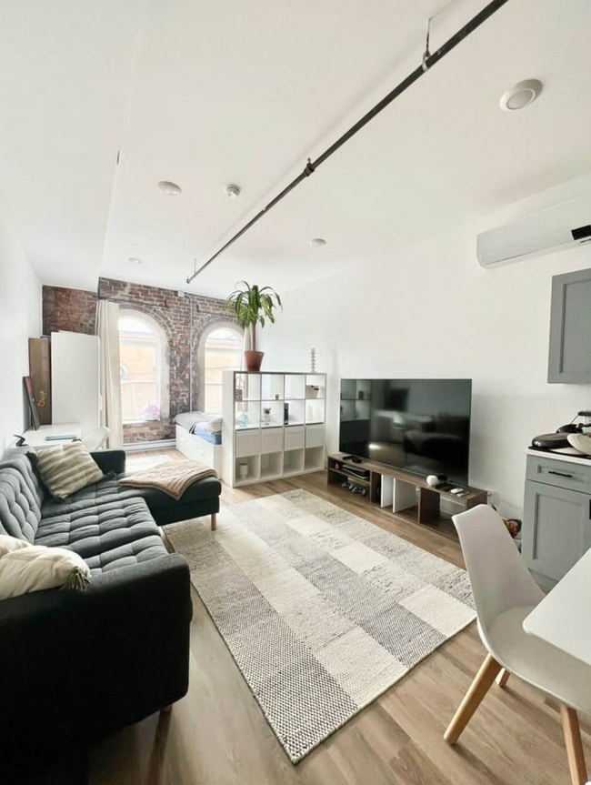 Building Photo - Renovated Studio Apartment Available June 1st