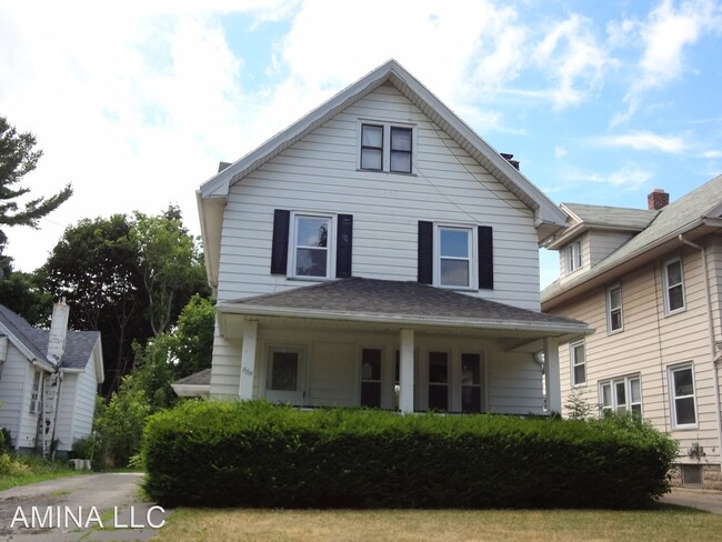 Building Photo - 3 br, 1.5 bath House - 333 McNaughton St