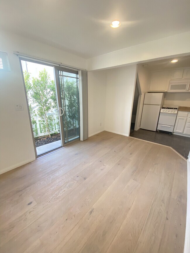 Photo - 1131 20th St Apartments