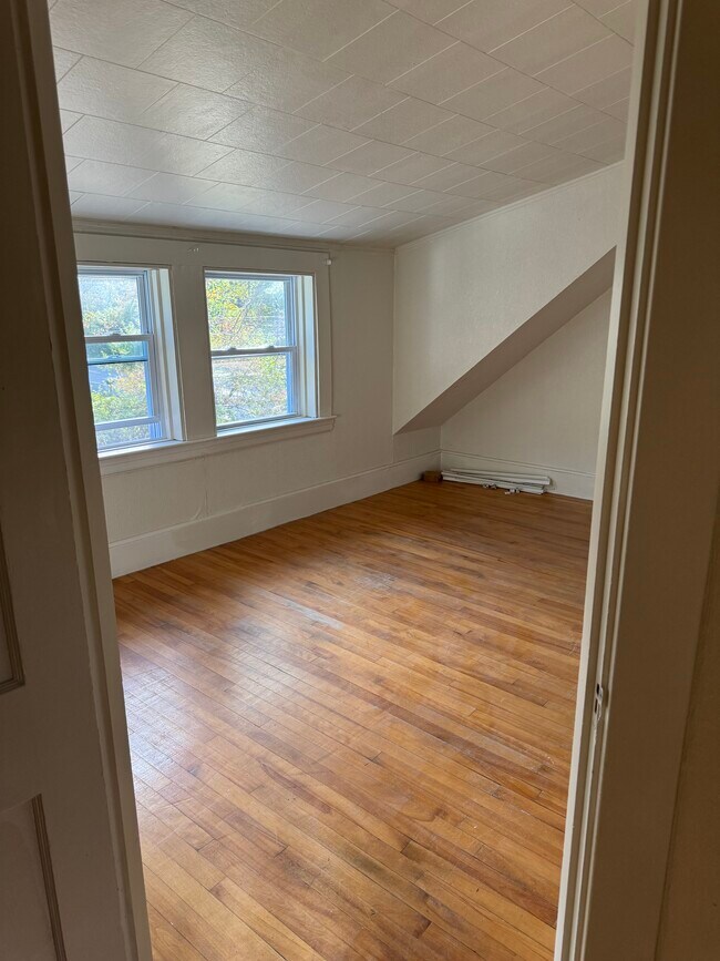 Building Photo - 619 Riverside Dr