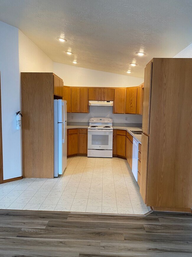 Foto del edificio - Spacious 3-bedroom/1 bath duplex in Albany!