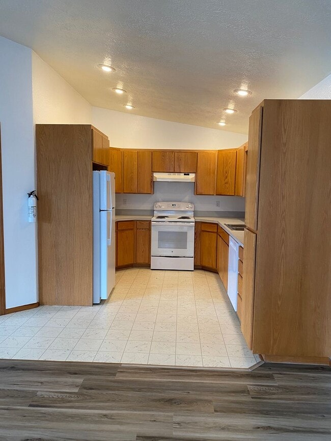 Building Photo - Spacious 3-bedroom/1 bath duplex in Albany!