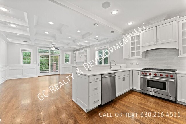 Building Photo - 2326 N Greenview Ave