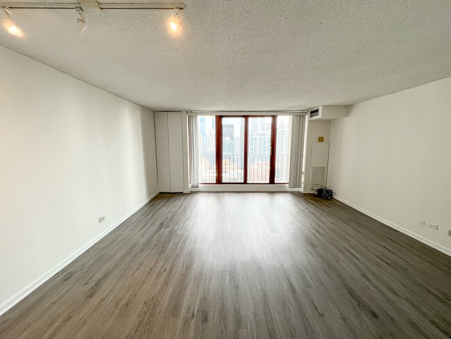 Building Photo - 200 N Dearborn St