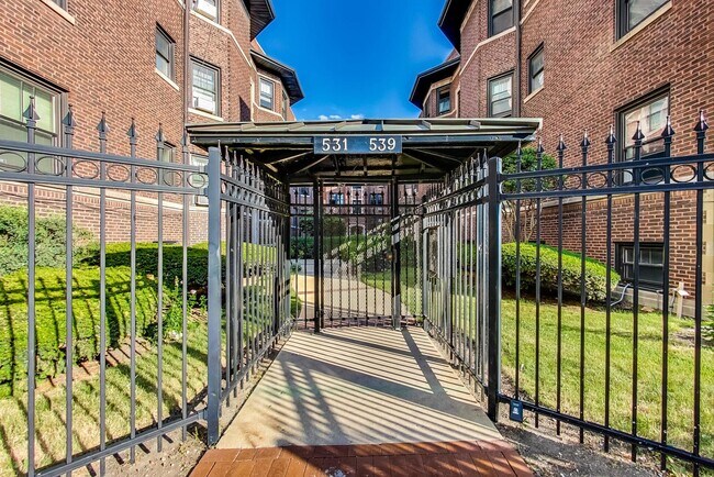 Building Photo - 537 W Addison St