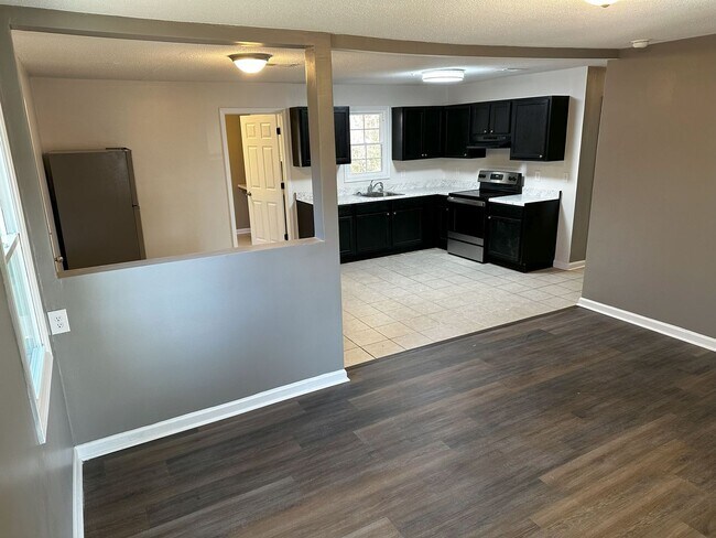 Building Photo - Charming 3 Bedroom, 1 Bath Home on quiet C...